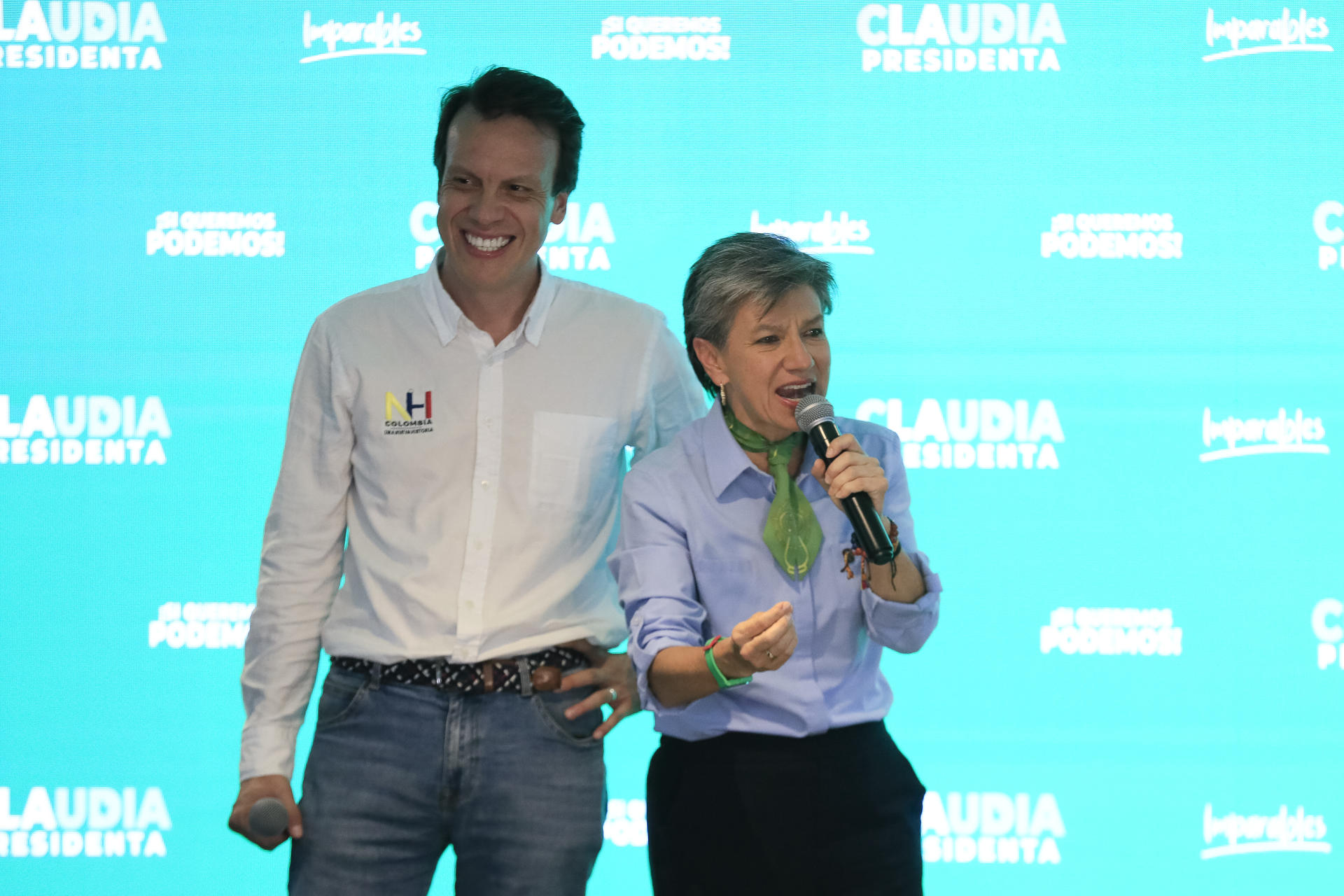 La exalcaldesa de Bogotá Claudia López (d) habla junto a su contendiente Leonardo Huertas este domingo, en Bogotá (Colombia). EFE/ Carlos Ortega