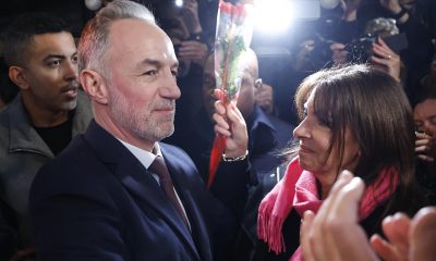 El candidato a la alcaldía por el Partido Socialista (PS) y la coalición de izquierda, Emmanuel Grégoire (C), celebra con sus seguidores tras el anuncio de los resultados preliminares de la segunda vuelta de las elecciones municipales de París, en París, Francia. EFE/Yoan Valant