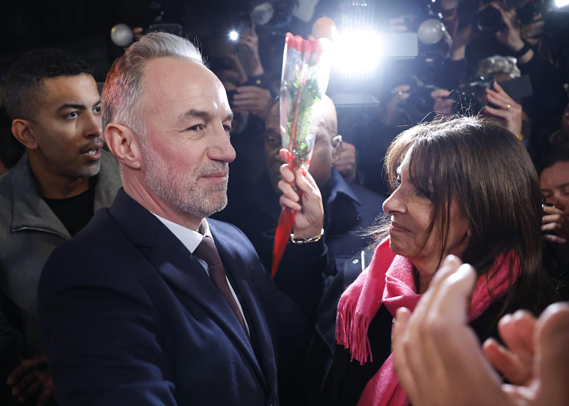 El candidato a la alcaldía por el Partido Socialista (PS) y la coalición de izquierda, Emmanuel Grégoire (C), celebra con sus seguidores tras el anuncio de los resultados preliminares de la segunda vuelta de las elecciones municipales de París, en París, Francia. EFE/Yoan Valant