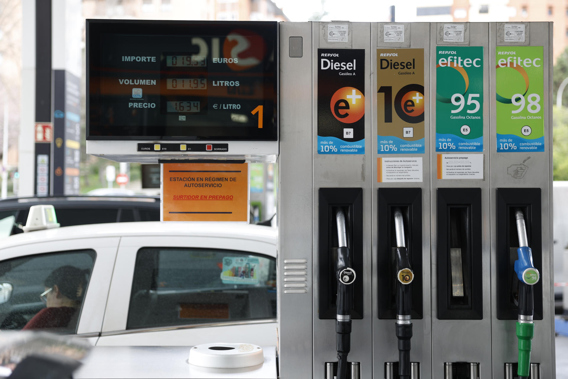 Imagen de los surtidores en una gasollnera de Madrid.EFE/ Mariscal
