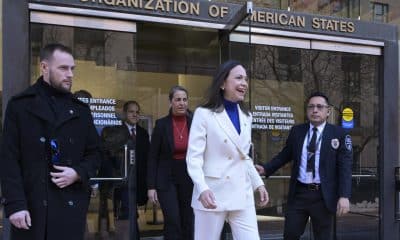 La principal líder opositora venezolana, María Corina Machado, saluda a su salida de la Comisión Interamericana de Derechos Humanos (CIDH), en Washington (Estados Unidos). Imagen de archivo. EFE/ Lenin Nolly