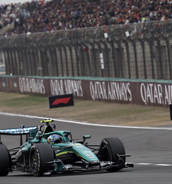 El español Fernando Alonso (Aston Martin) durante su participación en el GP de China de Fórmula Uno, en el que no pudo terminar. EFE/EPA/ANDRES MARTINEZ CASARES