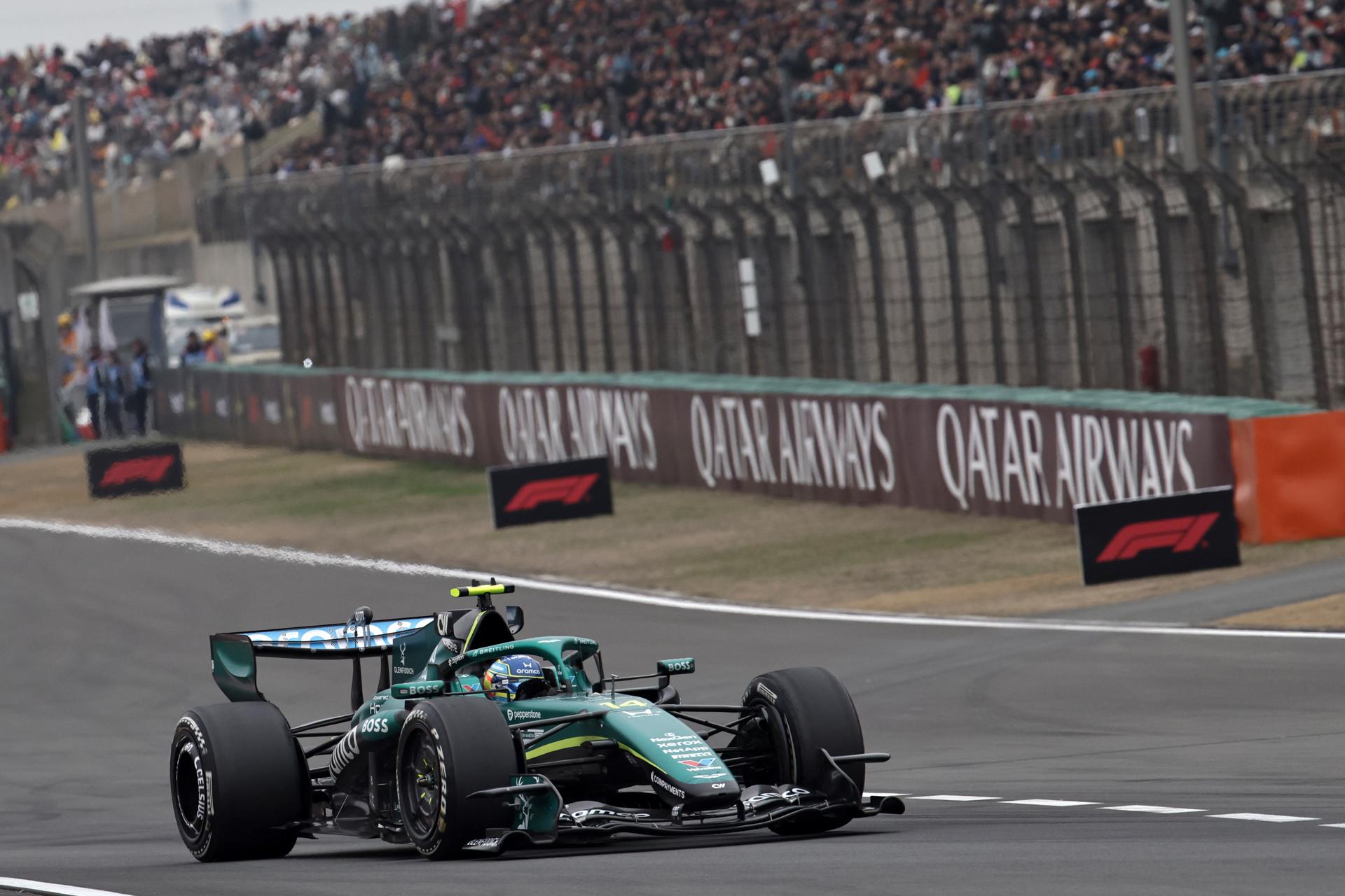 El español Fernando Alonso (Aston Martin) durante su participación en el GP de China de Fórmula Uno, en el que no pudo terminar. EFE/EPA/ANDRES MARTINEZ CASARES