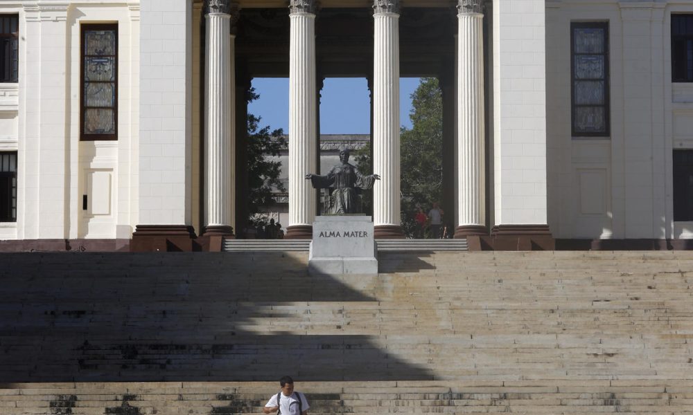 Estudiantes participan en una protesta en La Habana (Cuba). EFE/ Ernesto Mastrascusa