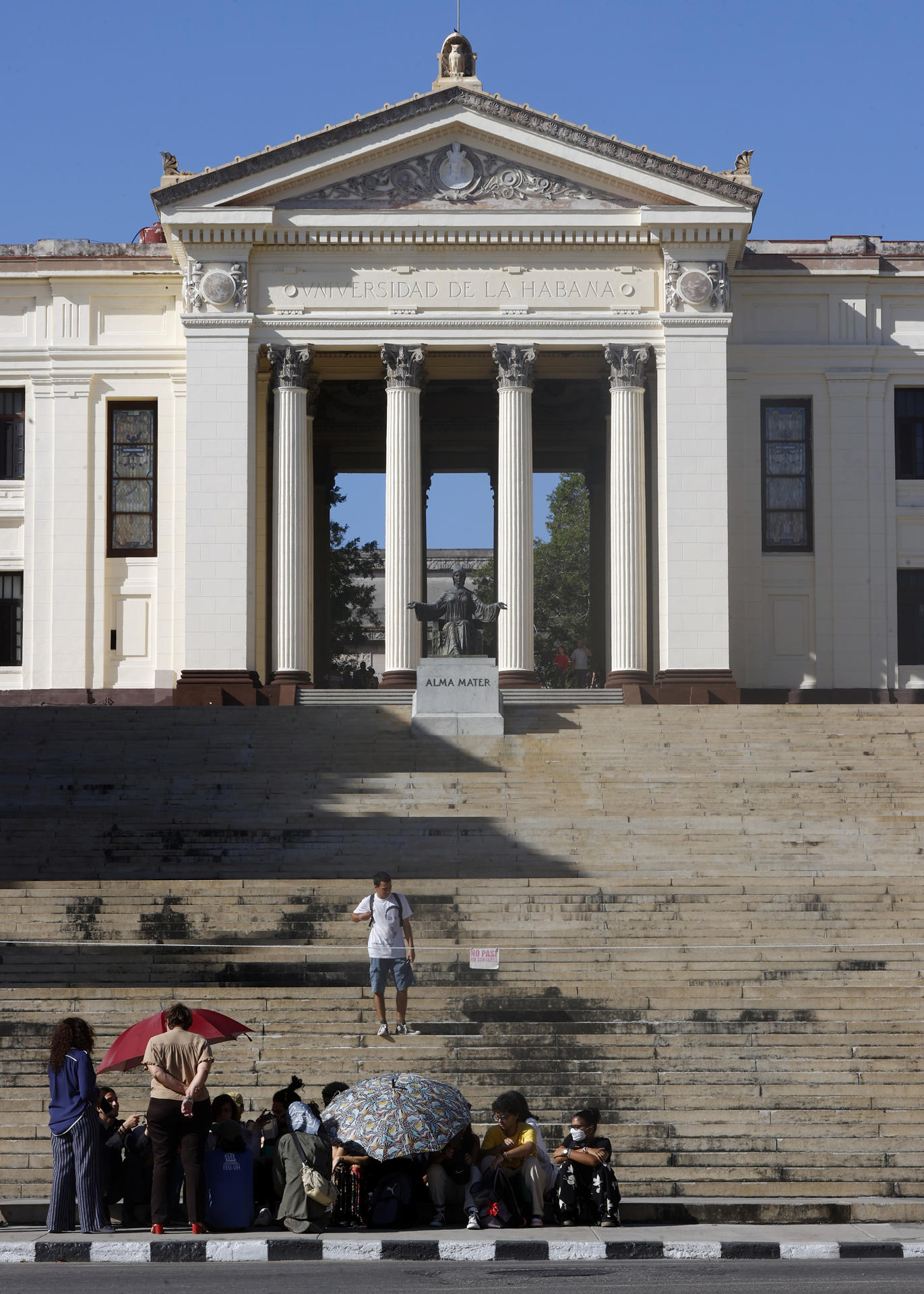 Estudiantes participan en una protesta en La Habana (Cuba). EFE/ Ernesto Mastrascusa