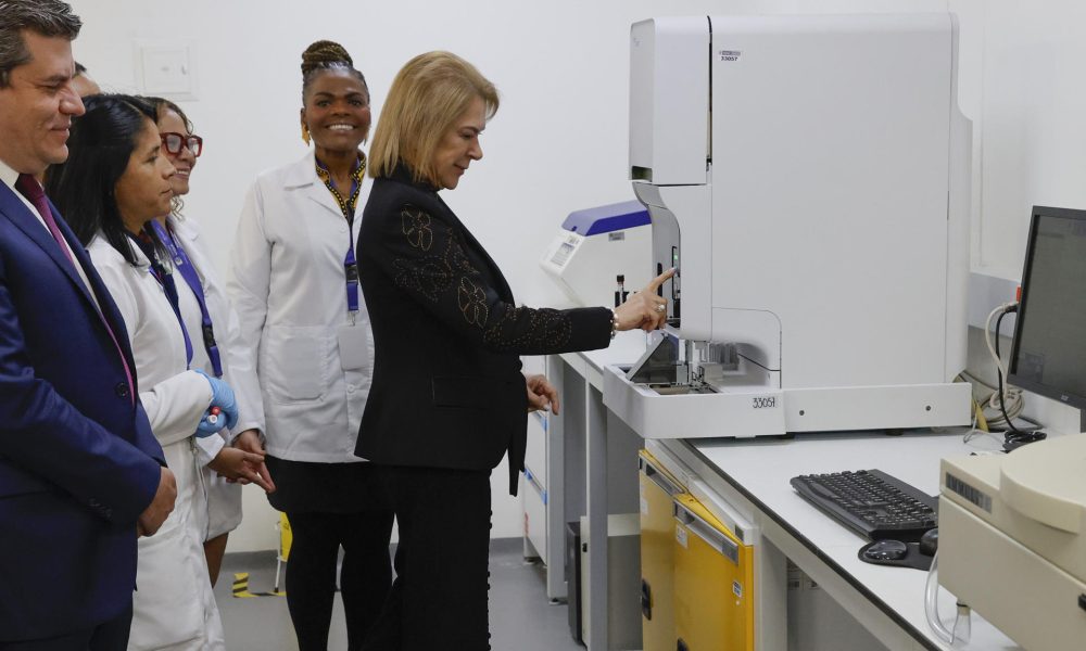 La ministra del Deporte de Colombia, Patricia Duque (d), participa en un recorrido por el laboratorio de control al dopaje este martes, en Bogotá. EFE/Mauricio Dueñas Castañeda