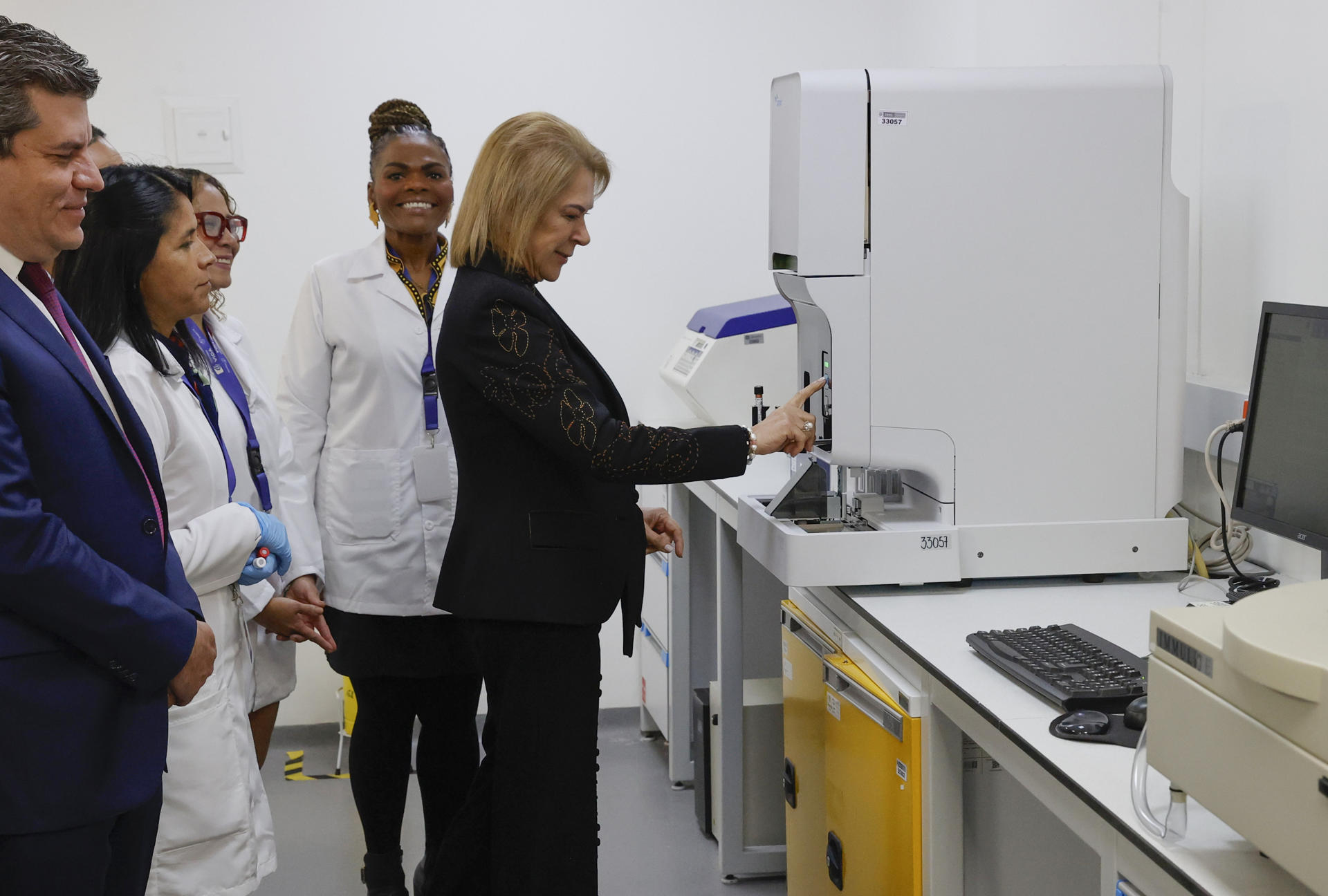 La ministra del Deporte de Colombia, Patricia Duque (d), participa en un recorrido por el laboratorio de control al dopaje este martes, en Bogotá. EFE/Mauricio Dueñas Castañeda
