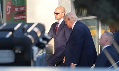El presidente de Estados Unidos, Donald Trump (c), ingresa al restaurante venezolano El Arepazo este lunes, en Doral, aproximadamente a 14-15 millas de Miami (Estados Unidos). EFE/Alberto Boal
