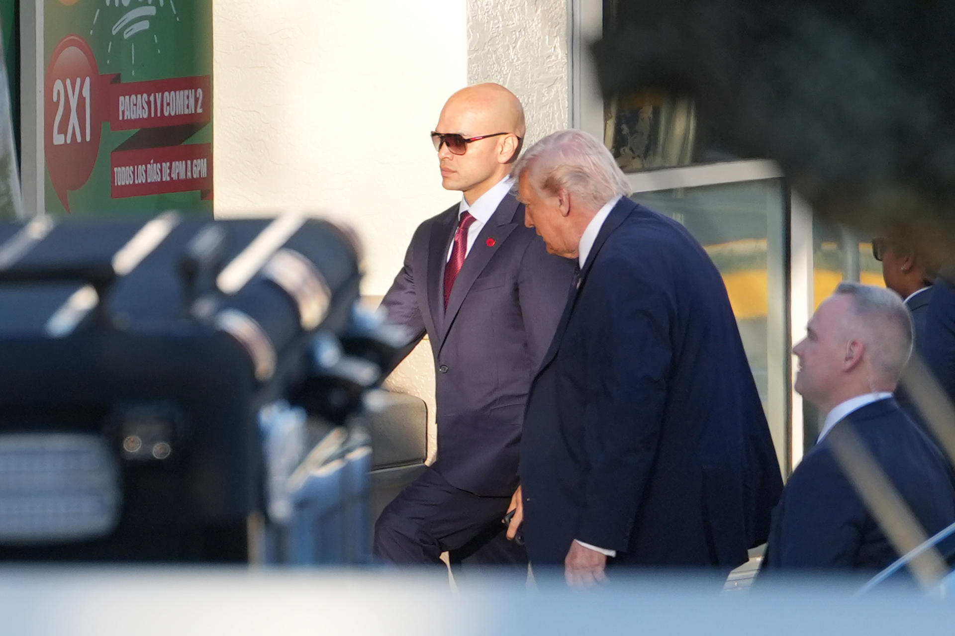 El presidente de Estados Unidos, Donald Trump (c), ingresa al restaurante venezolano El Arepazo este lunes, en Doral, aproximadamente a 14-15 millas de Miami (Estados Unidos). EFE/Alberto Boal