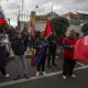 Personas sostienen banderas durante una manifestación frente a la Embajada de Cuba en Ecuador este jueves, en Quito (Ecuador). EFE/ José Jácome