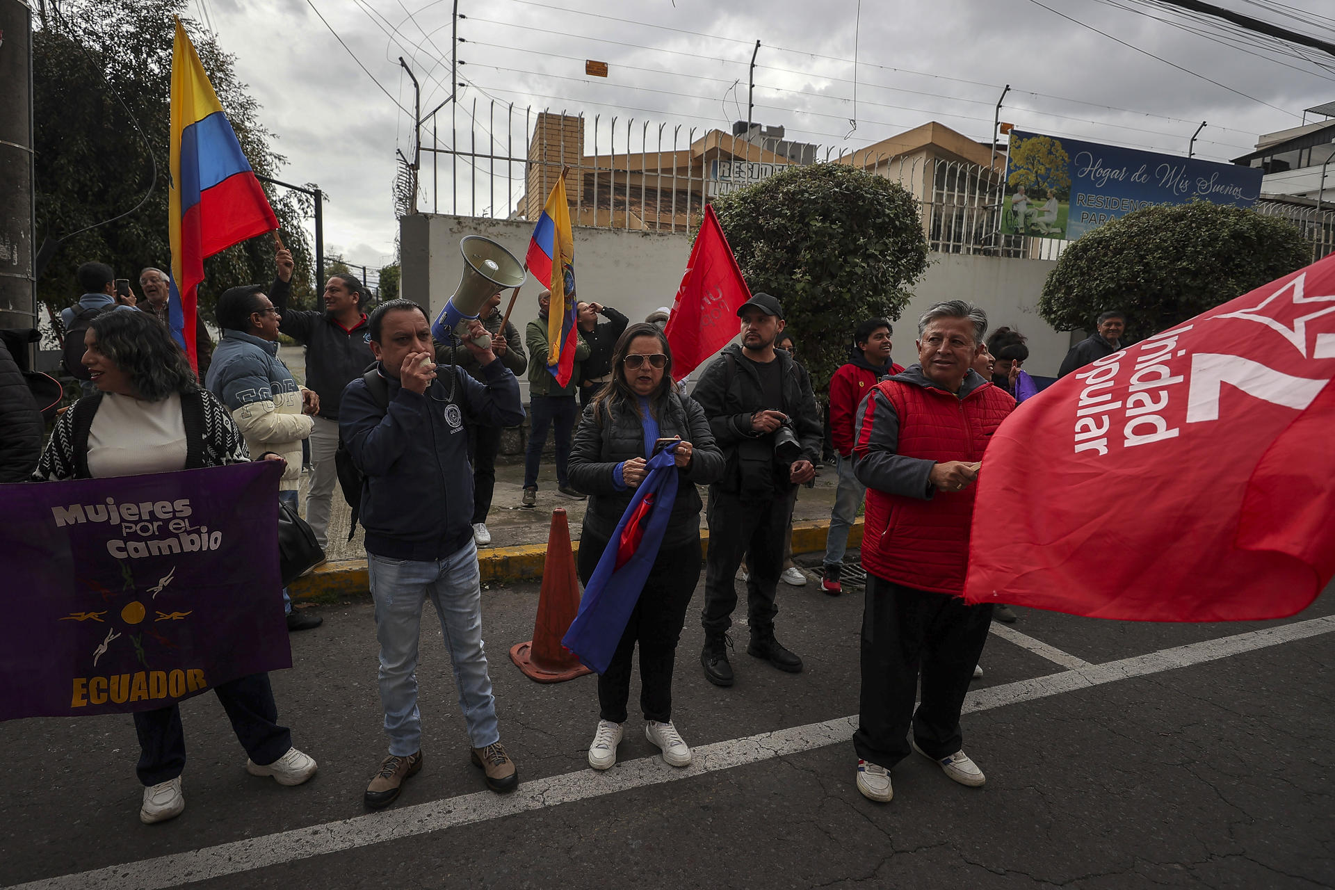Personas sostienen banderas durante una manifestación frente a la Embajada de Cuba en Ecuador este jueves, en Quito (Ecuador). EFE/ José Jácome
