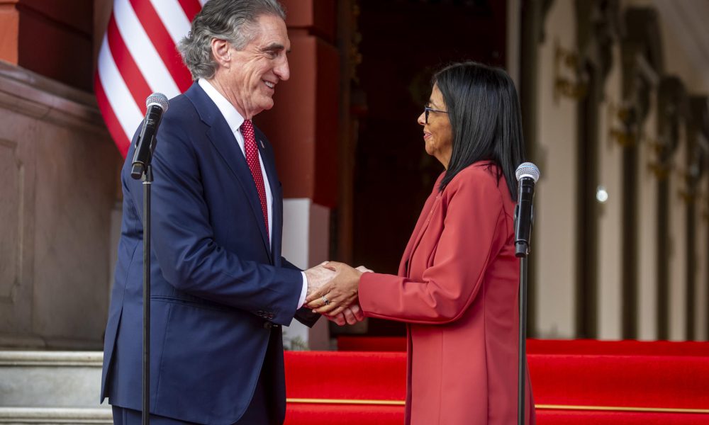 El secretario de Interior de Estados Unidos, Doug Burgum, junto a la presidenta encargada de Venezuela, Delcy Rodríguez, dan declaraciones conjuntas, en Caracas (Venezuela). EFE/ Miguel Gutiérrez