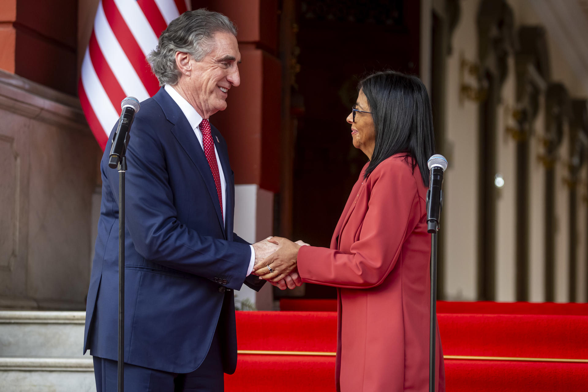 El secretario de Interior de Estados Unidos, Doug Burgum, junto a la presidenta encargada de Venezuela, Delcy Rodríguez, dan declaraciones conjuntas, en Caracas (Venezuela). EFE/ Miguel Gutiérrez