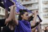 Una mujer sostiene una pañoleta durante una marcha por la conmemoración del Día Internacional de la Mujer (8M) este domingo, Montevideo (Uruguay). EFE/ Meri Parrado

