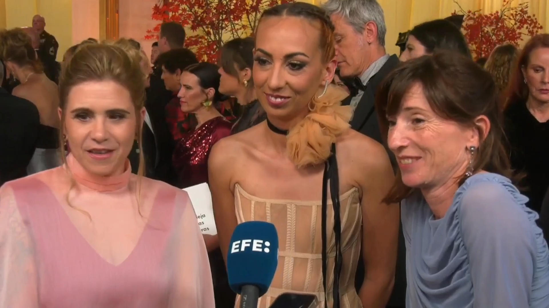 Captura de video que muestra a las sonidistas Yasmina Praderas (i), Laia Casanovas (c) y Amanda Villavieja hablan con EFE en la alfombra roja durante la 98º edición de los premios Óscar este domingo, en el Teatro Dolby de Los Ángeles (Estados Unidos). EFE/ Octavio Guzmán