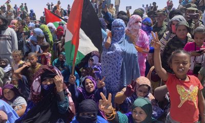 FOTO ARCHIVO. - Con el lema "Medio siglo de constancia y empeño por imponer la existencia", escrito en árabe y español, miles de saharauis en los campamentos de refugiados. EFE/ Laura Fernández Palomo