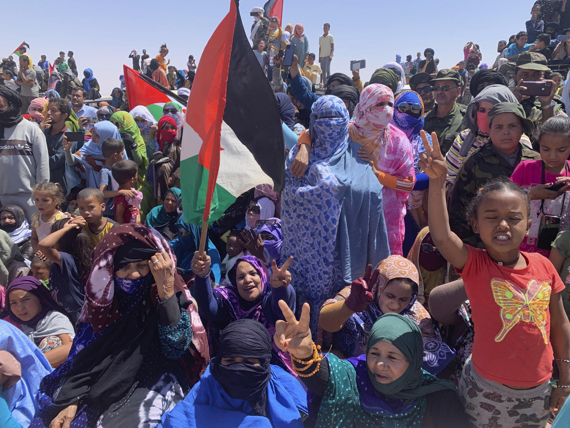 FOTO ARCHIVO. - Con el lema "Medio siglo de constancia y empeño por imponer la existencia", escrito en árabe y español, miles de saharauis en los campamentos de refugiados. EFE/ Laura Fernández Palomo