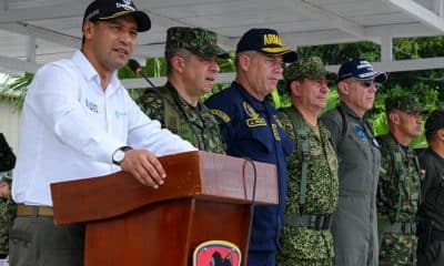 Fotografía cedida por las Fuerzas Militares de Colombia que muestra al ministro de Defensa, Pedro Sánchez (i), hablando junto a la cúpula militar este domingo, en Tumaco (Colombia). Las Fuerzas Militares y la Policía de Colombia, en coordinación con autoridades de Ecuador, pusieron en marcha una ofensiva conjunta contra el narcotráfico y el crimen transnacional en la frontera común, informaron este domingo fuentes castrenses. EFE/ Fuerzas Militares de Colombia