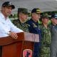 Fotografía cedida por las Fuerzas Militares de Colombia que muestra al ministro de Defensa, Pedro Sánchez (i), hablando junto a la cúpula militar este domingo, en Tumaco (Colombia). Las Fuerzas Militares y la Policía de Colombia, en coordinación con autoridades de Ecuador, pusieron en marcha una ofensiva conjunta contra el narcotráfico y el crimen transnacional en la frontera común, informaron este domingo fuentes castrenses. EFE/ Fuerzas Militares de Colombia
