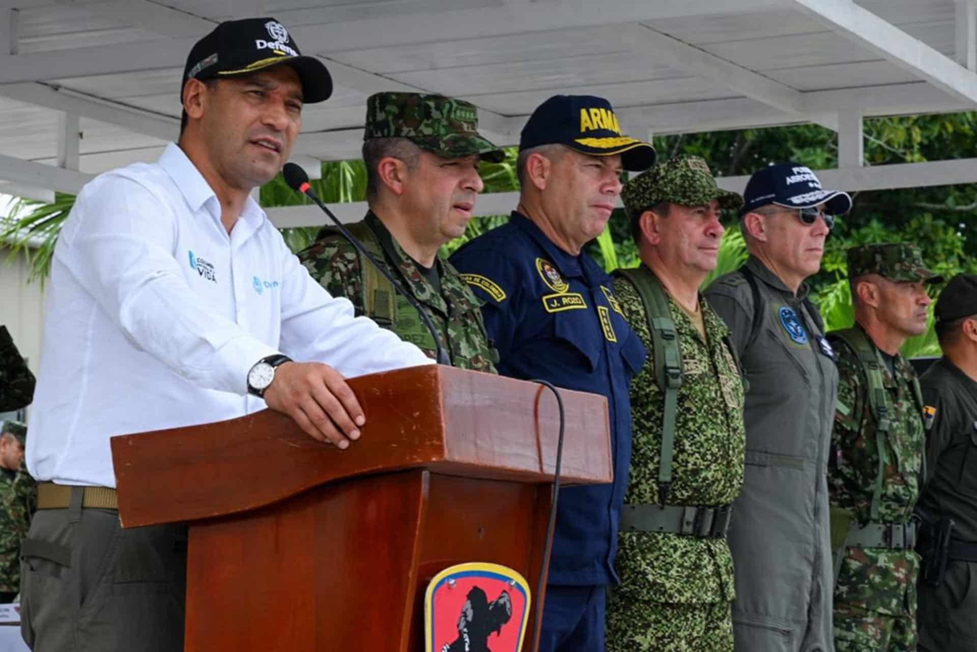 Fotografía cedida por las Fuerzas Militares de Colombia que muestra al ministro de Defensa, Pedro Sánchez (i), hablando junto a la cúpula militar este domingo, en Tumaco (Colombia). Las Fuerzas Militares y la Policía de Colombia, en coordinación con autoridades de Ecuador, pusieron en marcha una ofensiva conjunta contra el narcotráfico y el crimen transnacional en la frontera común, informaron este domingo fuentes castrenses. EFE/ Fuerzas Militares de Colombia
