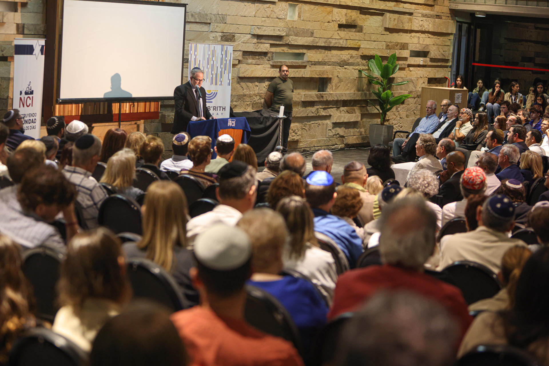 Fotografía general que muestra este martes, un homenaje de la organización judía B'nai B'rith Uruguay tras los 10 años del asesinato del comerciante judío David Fremd en Paysandú (Uruguay). EFE/ Gastón Britos