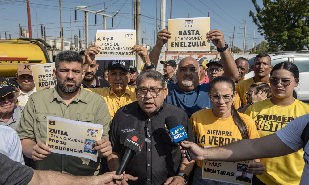 El presidente regional del partido Primero Justicia en Zulia, Avilio Troconiz (c), habla en una rueda de prensa frente a la subestación eléctrica Las Tarabas este jueves, en Maracaibo en el estado Zulia (Venezuela). EFE/ Henry Chirinos