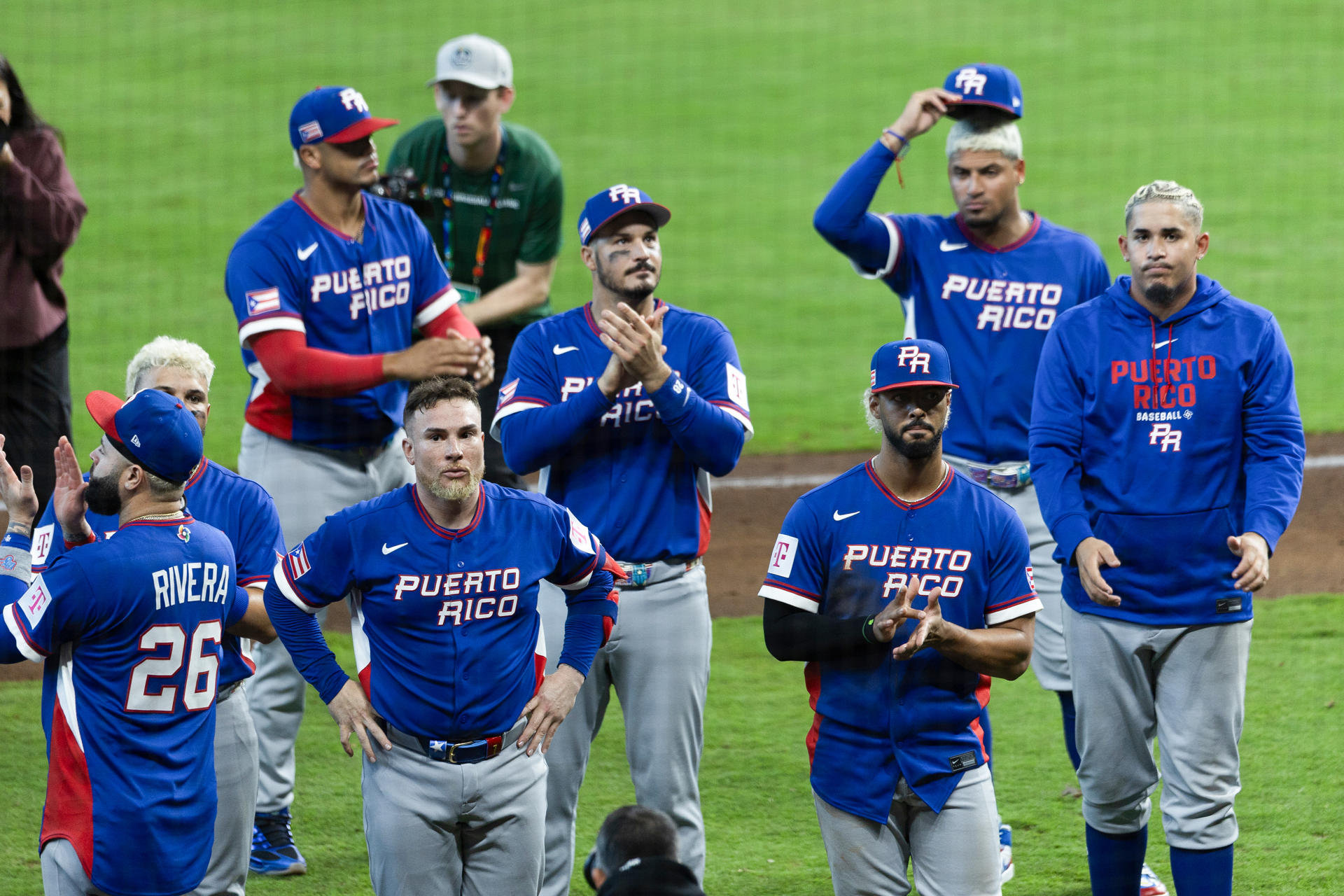 Jugadores de Puerto Rico se ven decepcionados al perder frente a Italia 8-6 en cuartos de final del Clásico Mundial de Béisbol 2026, en un partido jugado en el estadio Daikin Park, en Houston (Estados Unidos). EFE/ Carlos Ramírez