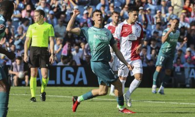 El delantero del Alavés Antonio Ángel Pérez, celebra su gol contra el Celta de Vigo, durante el partido de la jornada 29 de LaLiga EA Sports que disputan en el Estadio Abanca Balaídos de Vigo, Galicia, este domingo. EFE/ Salvador Sas
