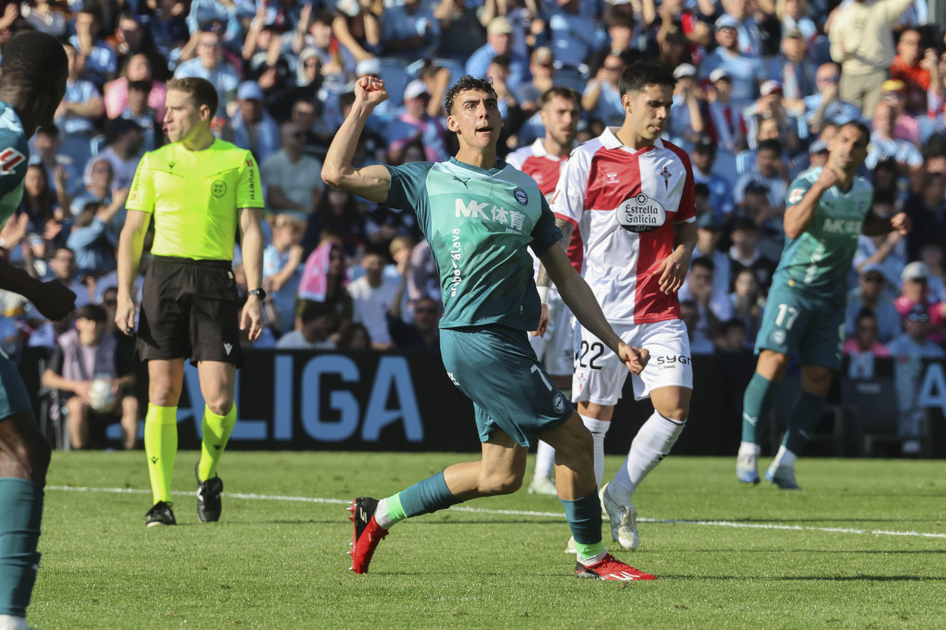 El delantero del Alavés Antonio Ángel Pérez, celebra su gol contra el Celta de Vigo, durante el partido de la jornada 29 de LaLiga EA Sports que disputan en el Estadio Abanca Balaídos de Vigo, Galicia, este domingo. EFE/ Salvador Sas