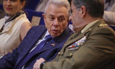 El embajador de Estados Unidos en España, Benjamín León, 8i) conversa con el jefe de Estado Mayor del Ejército de Tierra (JEME), el general Amador Enseñat y Berea, durante la inauguración de la exposición 'España en los Estados Unidos. La contribución de los españoles y su Ejército al surgimiento de una nación", que permanecerá seis meses en el Museo del Ejército, ubicado en el Alcázar de Toledo. EFE/ Ismael Herrero