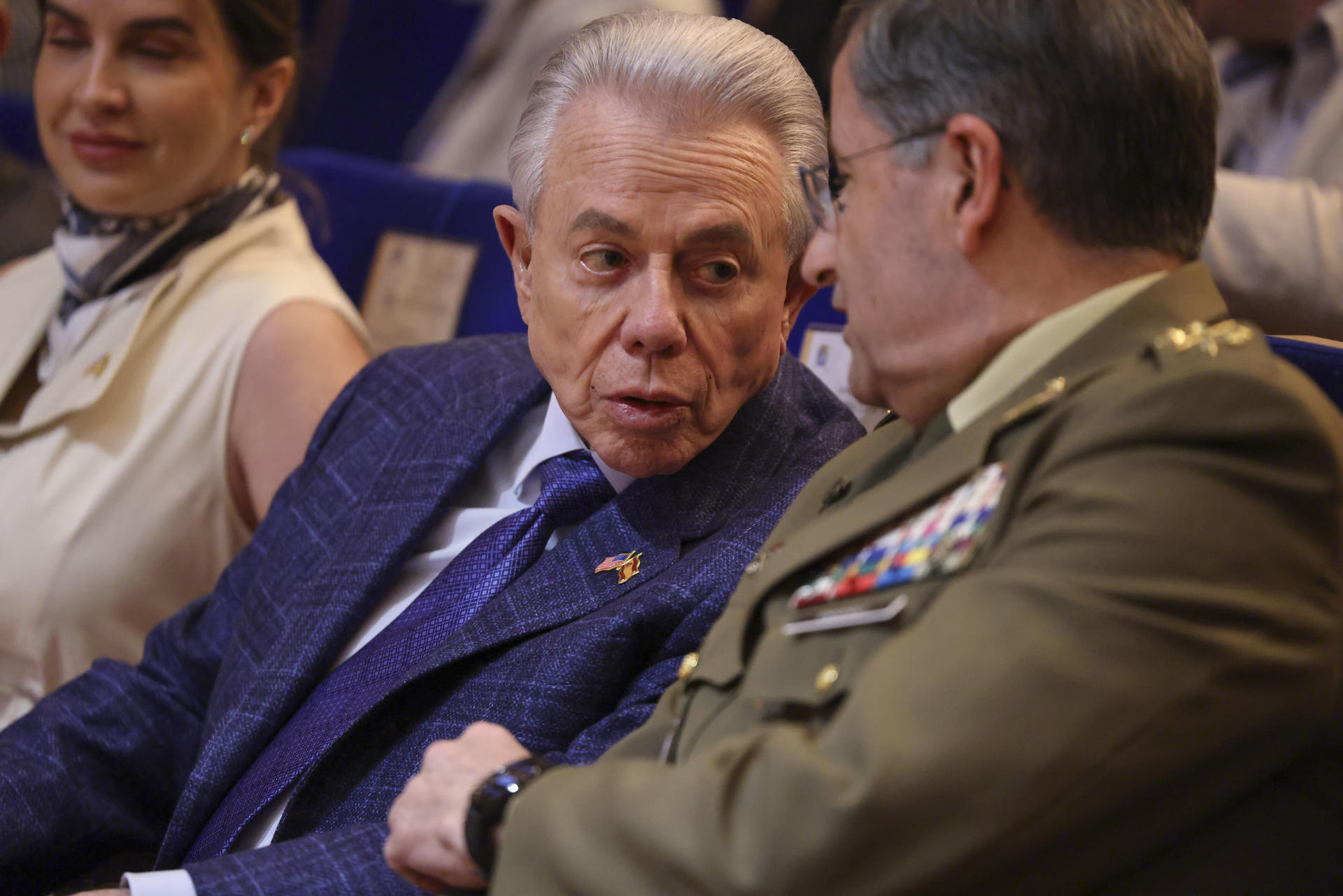 El embajador de Estados Unidos en España, Benjamín León, 8i) conversa con el jefe de Estado Mayor del Ejército de Tierra (JEME), el general Amador Enseñat y Berea, durante la inauguración de la exposición 'España en los Estados Unidos. La contribución de los españoles y su Ejército al surgimiento de una nación", que permanecerá seis meses en el Museo del Ejército, ubicado en el Alcázar de Toledo. EFE/ Ismael Herrero
