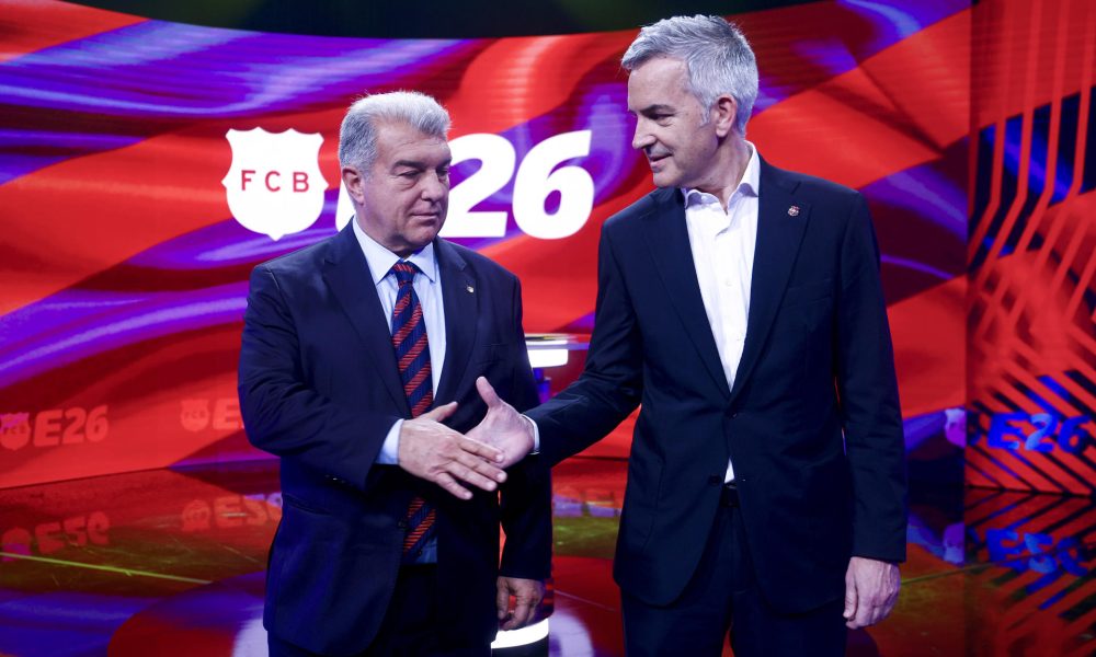 Los dos candidatos a las elecciones del FC Barcelona, Joan Laporta (i) y Víctor Font (d), se saludan este jueves antes del segundo y último debate electoral organizado por la Corporació Catalana de Mitjans Audiovisuals. EFE/Quique García