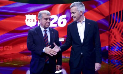 Los dos candidatos a las elecciones del FC Barcelona, Joan Laporta (i) y Víctor Font (d), se saludan este jueves antes del segundo y último debate electoral organizado por la Corporació Catalana de Mitjans Audiovisuals. EFE/Quique García