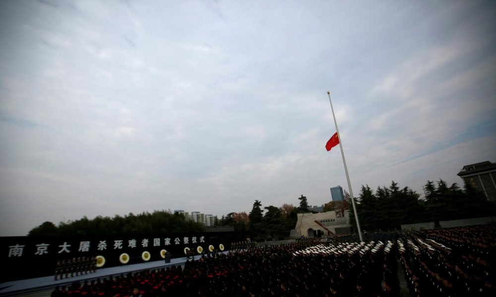 Archivo - Vista general de una ceremonia conmemorativa del Día Nacional de Recuerdo de las Víctimas de la Masacre de Nanjing en el Museo de la Masacre de Nanjing, en Nanjing, provincia de Jiangsu, China, el 13 de diciembre de 2017. EPA/HOW HWEE YOUNG