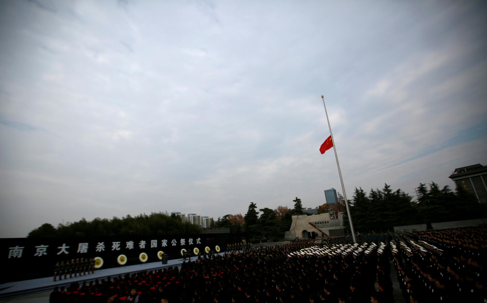 Archivo - Vista general de una ceremonia conmemorativa del Día Nacional de Recuerdo de las Víctimas de la Masacre de Nanjing en el Museo de la Masacre de Nanjing, en Nanjing, provincia de Jiangsu, China, el 13 de diciembre de 2017. EPA/HOW HWEE YOUNG