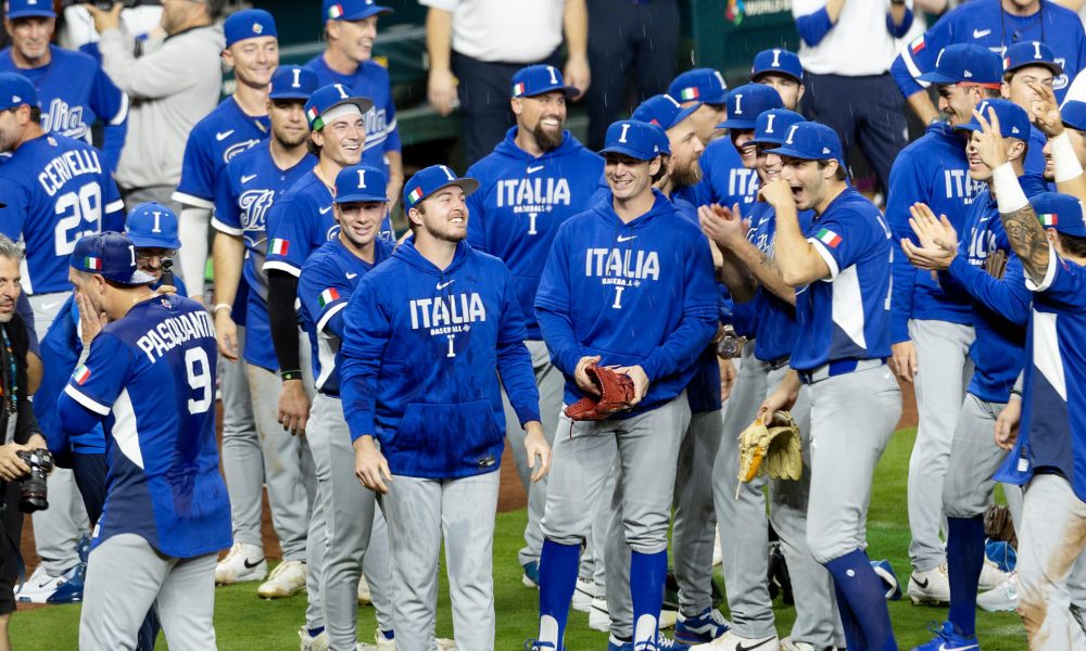 Jugadores de Italia celebran este miércoles, al finalizar un partido del Clásico Mundial de Béisbol entre México e Italia en el estadio Daikin Park, en Houston (Estados Unidos). EFE/ Carlos Ramírez