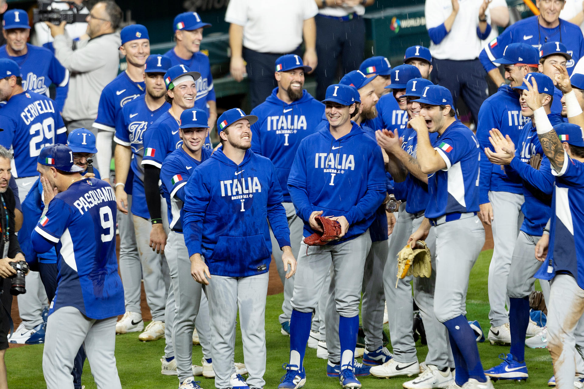 Jugadores de Italia celebran este miércoles, al finalizar un partido del Clásico Mundial de Béisbol entre México e Italia en el estadio Daikin Park, en Houston (Estados Unidos). EFE/ Carlos Ramírez