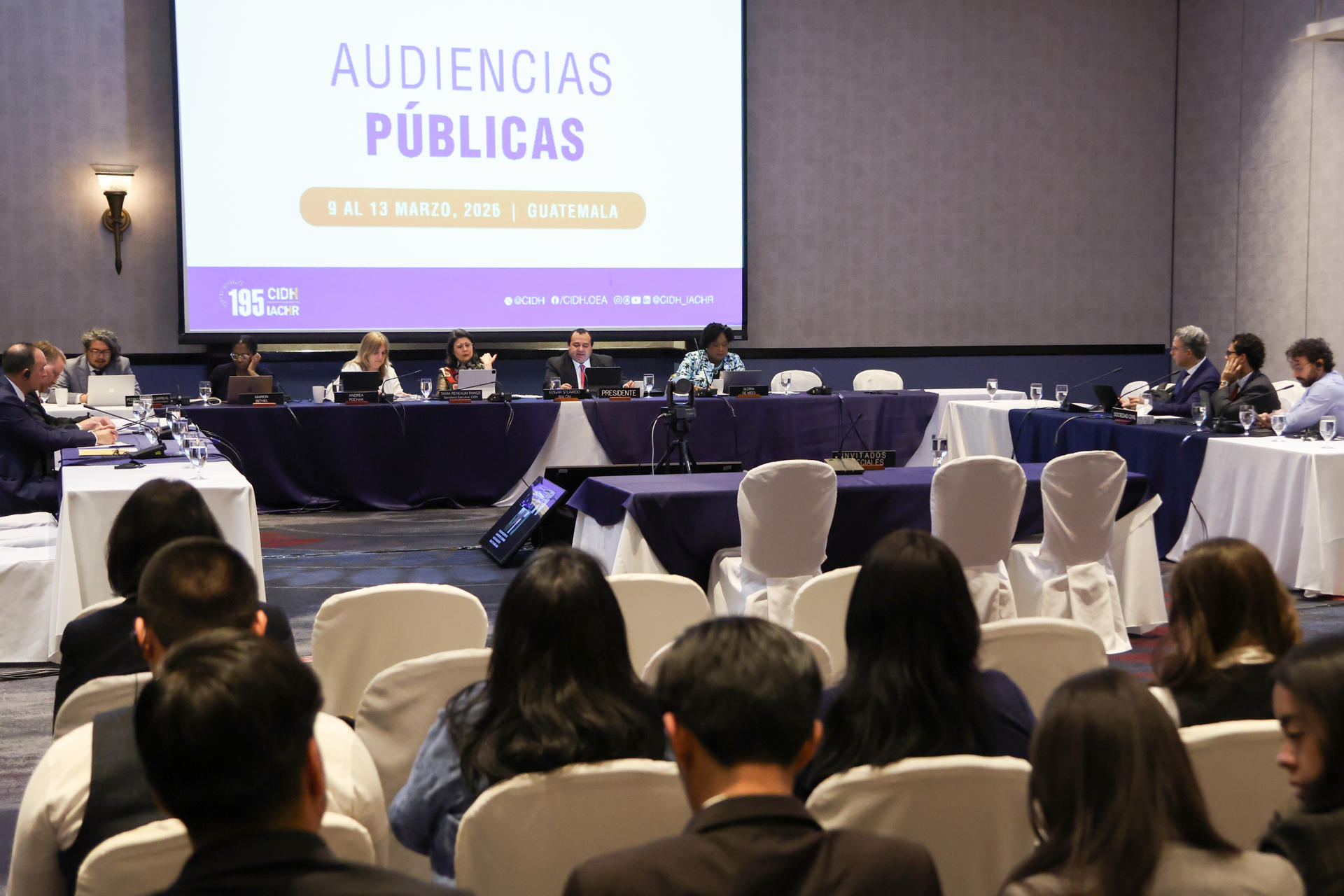 Fotografía que muestra a los asistentes a la audiencia Pública ante la Comisión Interamericana de Derechos Humanos (CIDH) este viernes, en Ciudad de Guatemala (Guatemala). EFE/ Mariano Macz