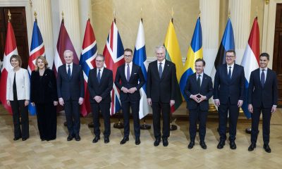De izda. a dcha., la primera ministra de Islandia, Kristrun Mjoll Frostadottir, la primera ministra de Letonia, Evika Silina, el primer ministro de Noruega, Jonas Gahr Støre, el primer ministro británico, Keir Starmer, el presidente de Finlandia, Alexander Stubb, el presidente de Lituania, Gitanas Nauséda, el primer ministro de Suecia, Ulf Kristersson, el primer ministro de Estonia, Kristen Michal, y el primer ministro de Países Bajos, Rob Jetten, posan para una foto de grupo en el Salón de Estado durante la Cumbre de Líderes de la Fuerza Expedicionaria Conjunta (JEF) en Helsinki, Finlandia, este jueves 26 de marzo de 2026. La JEF es un marco de cooperación en defensa multilateral liderado por Reino Unido que busca desarrollar las capacidades militares de los países participantes mediante ejercicios conjuntos, prevenir crisis y actuar de manera colectiva cuando sea necesario, con un enfoque principal en el norte de Europa y la región del mar Báltico. La agenda actual también aborda el apoyo a Ucrania y la situación general de seguridad en Europa. (Finlandia, Letonia, Lituania, Países Bajos, Noruega, Suecia, Ucrania, Islandia) EFE/EPA/KIMMO BRANDT