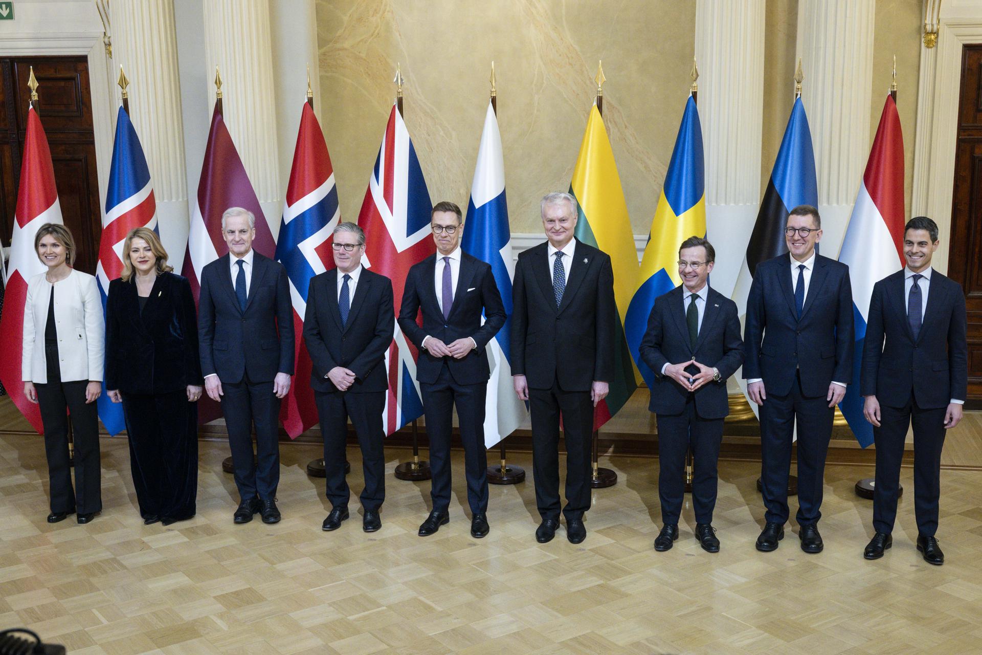 De izda. a dcha., la primera ministra de Islandia, Kristrun Mjoll Frostadottir, la primera ministra de Letonia, Evika Silina, el primer ministro de Noruega, Jonas Gahr Støre, el primer ministro británico, Keir Starmer, el presidente de Finlandia, Alexander Stubb, el presidente de Lituania, Gitanas Nauséda, el primer ministro de Suecia, Ulf Kristersson, el primer ministro de Estonia, Kristen Michal, y el primer ministro de Países Bajos, Rob Jetten, posan para una foto de grupo en el Salón de Estado durante la Cumbre de Líderes de la Fuerza Expedicionaria Conjunta (JEF) en Helsinki, Finlandia, este jueves 26 de marzo de 2026. La JEF es un marco de cooperación en defensa multilateral liderado por Reino Unido que busca desarrollar las capacidades militares de los países participantes mediante ejercicios conjuntos, prevenir crisis y actuar de manera colectiva cuando sea necesario, con un enfoque principal en el norte de Europa y la región del mar Báltico. La agenda actual también aborda el apoyo a Ucrania y la situación general de seguridad en Europa. (Finlandia, Letonia, Lituania, Países Bajos, Noruega, Suecia, Ucrania, Islandia) EFE/EPA/KIMMO BRANDT