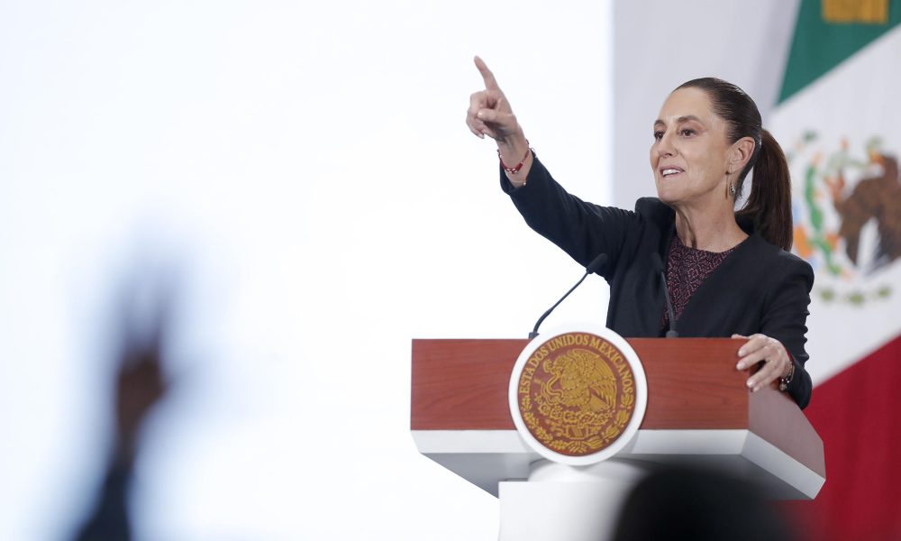 La presidenta de México, Claudia Sheinbaum, habla en una rueda de prensa este martes en el Palacio Nacional de la Ciudad de México (México). EFE/Isaac Esquivel