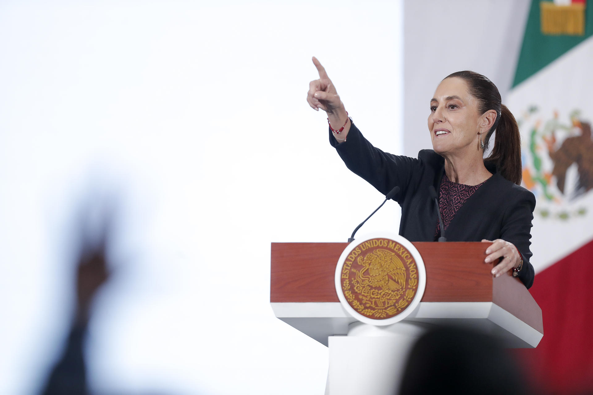 La presidenta de México, Claudia Sheinbaum, habla en una rueda de prensa este martes en el Palacio Nacional de la Ciudad de México (México). EFE/Isaac Esquivel