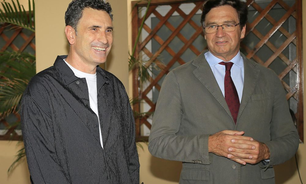El seleccionador de Honduras, el español José Francisco Molina (i), reacciona junto al embajador de España en Honduras, Diego Nuño, este jueves en Tegucigalpa (Honduras). EFE/ Gustavo Amador