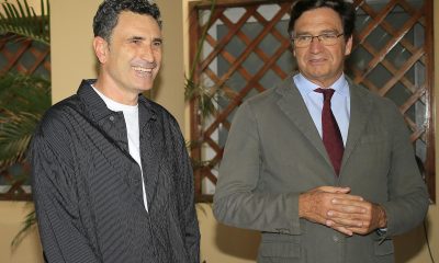 El seleccionador de Honduras, el español José Francisco Molina (i), reacciona junto al embajador de España en Honduras, Diego Nuño, este jueves en Tegucigalpa (Honduras). EFE/ Gustavo Amador