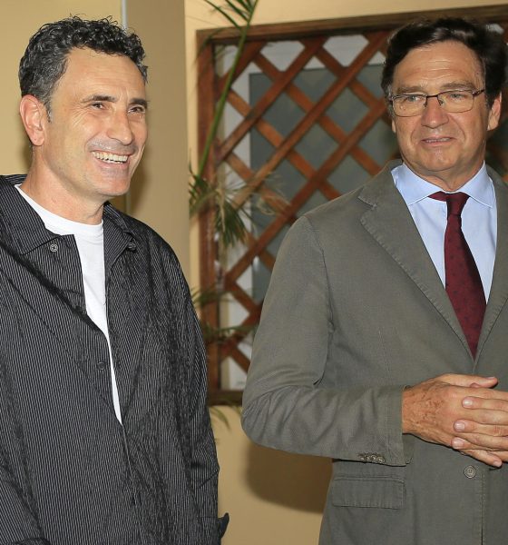 El seleccionador de Honduras, el español José Francisco Molina (i), reacciona junto al embajador de España en Honduras, Diego Nuño, este jueves en Tegucigalpa (Honduras). EFE/ Gustavo Amador