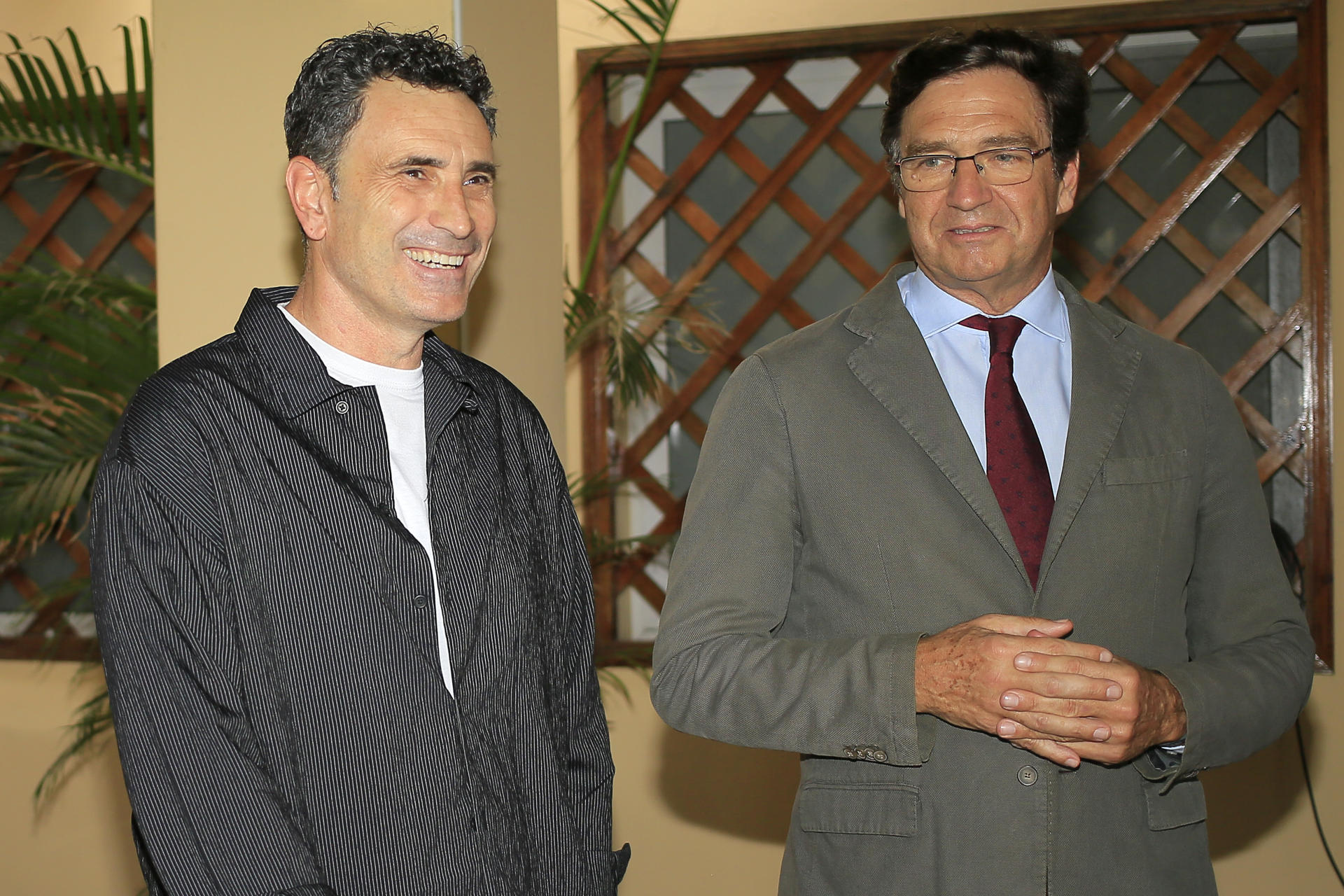El seleccionador de Honduras, el español José Francisco Molina (i), reacciona junto al embajador de España en Honduras, Diego Nuño, este jueves en Tegucigalpa (Honduras). EFE/ Gustavo Amador