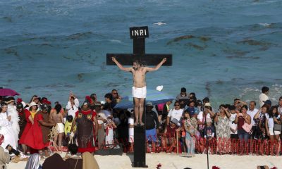 Feligreses representan la pasión y muerte de Cristo durante la XIV edición del viacrucis en una playa, en Cancún (México). Imagen de archivo. EFE/ Alonso Cupul