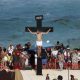 Feligreses representan la pasión y muerte de Cristo durante la XIV edición del viacrucis en una playa, en Cancún (México). Imagen de archivo. EFE/ Alonso Cupul