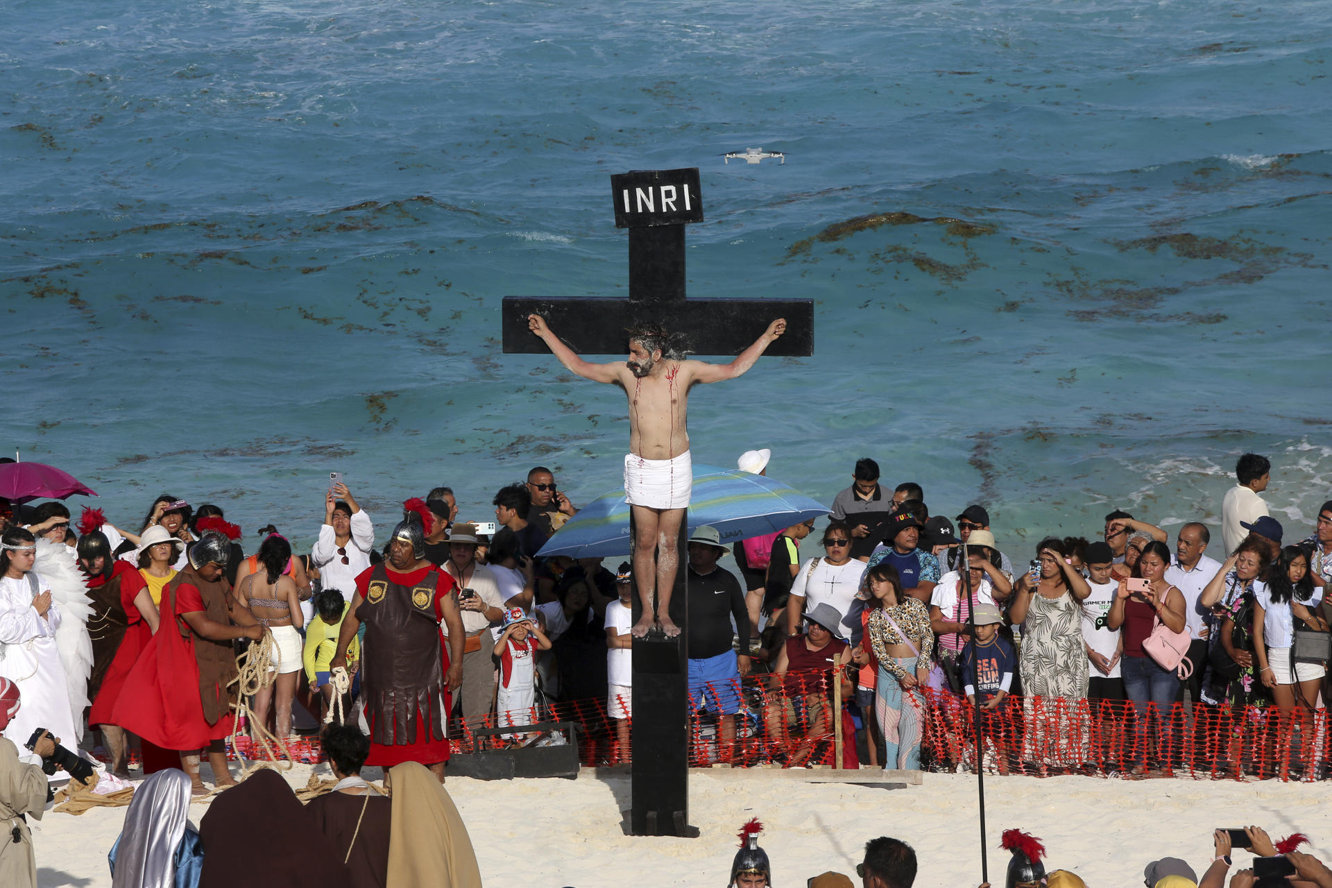 Feligreses representan la pasión y muerte de Cristo durante la XIV edición del viacrucis en una playa, en Cancún (México). Imagen de archivo. EFE/ Alonso Cupul