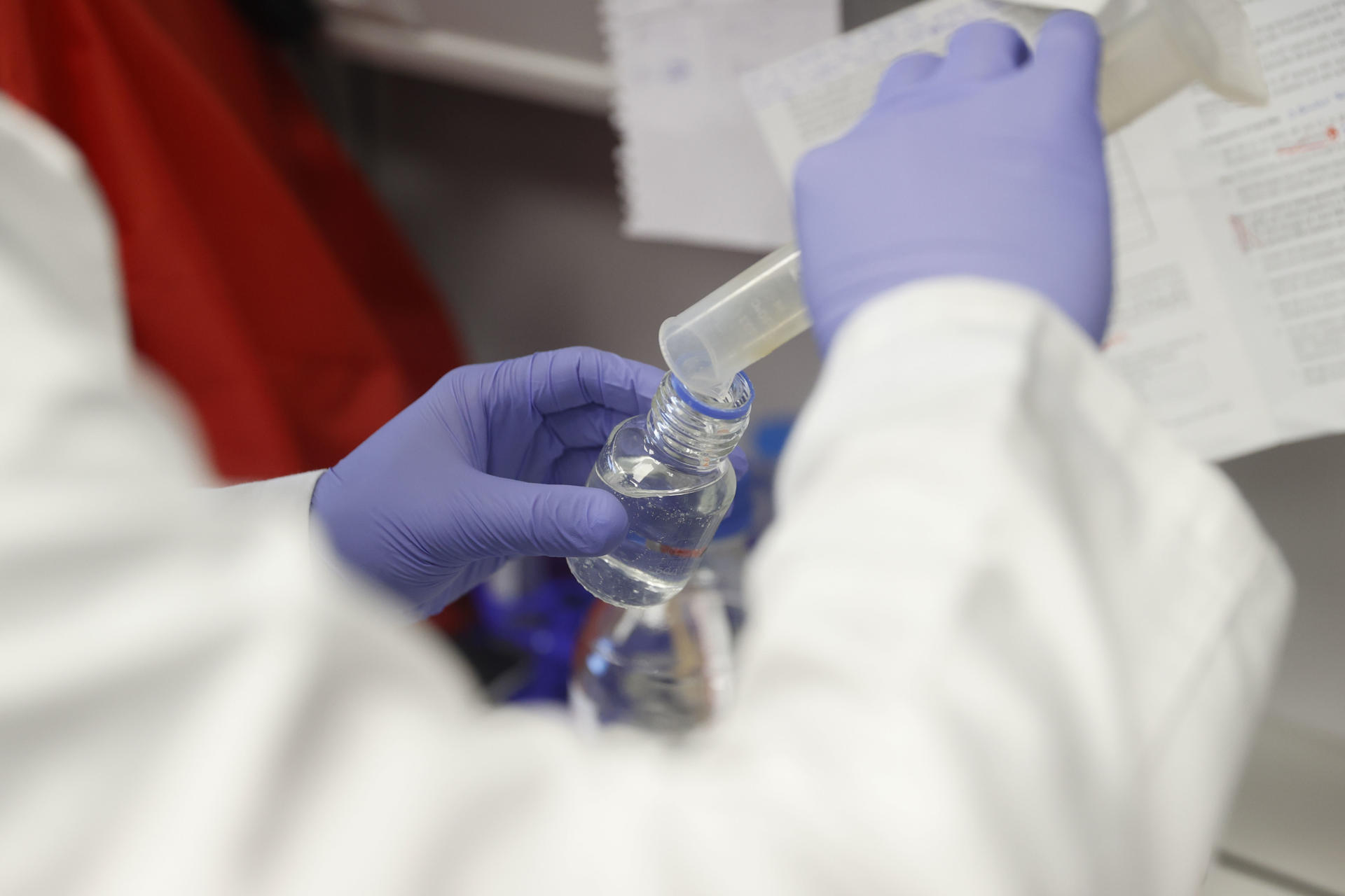 Un científico trabajando, en una foto de archivo de 2025. EFE/ Oscar Guillen